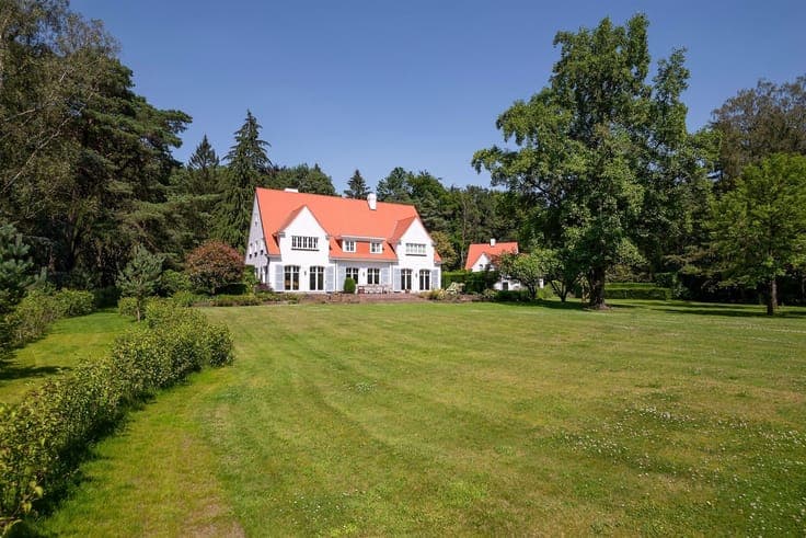 Exclusive country house with guesthouse and outbuilding