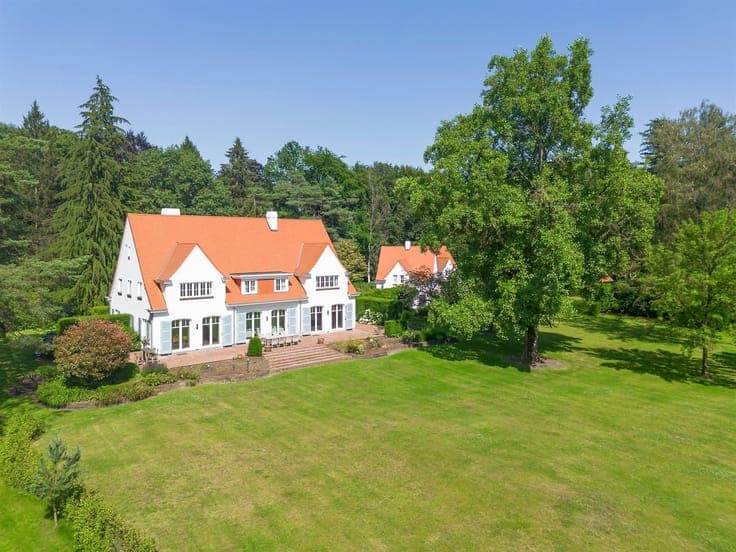 Exclusive country house with guesthouse and outbuilding