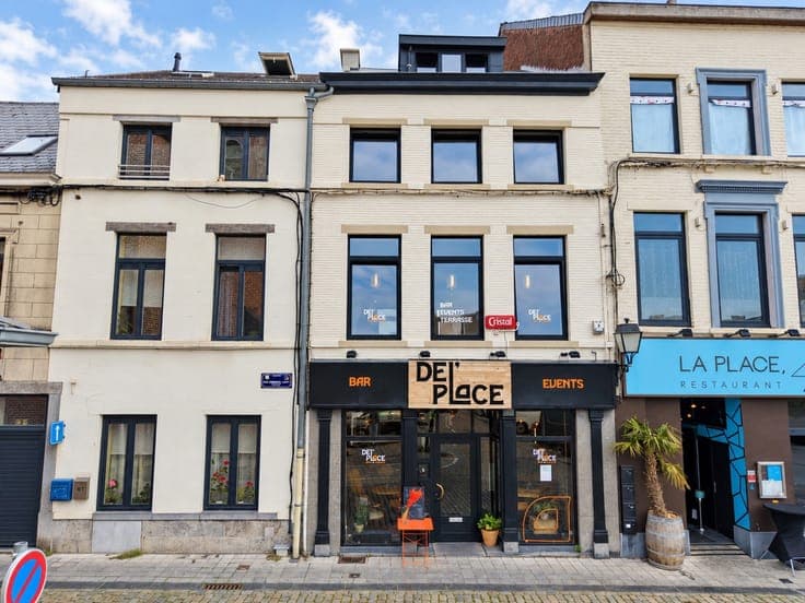 Très bel immeuble de commerce et habitation avec cour