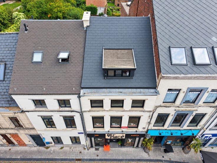 Très bel immeuble de commerce et habitation avec cour