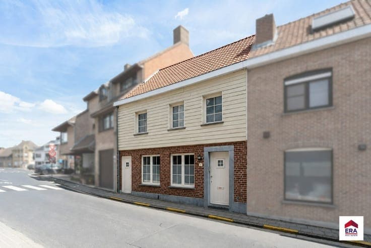 Move-in ready home in Pittem centre
