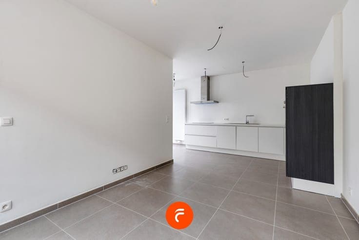 Compleet gerenoveerde woning met autostaanplaats en zonge...