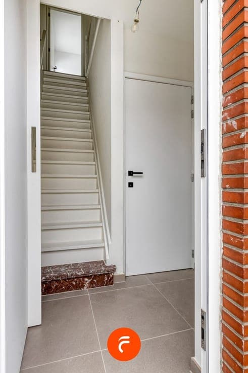 Compleet gerenoveerde woning met autostaanplaats en zonge...