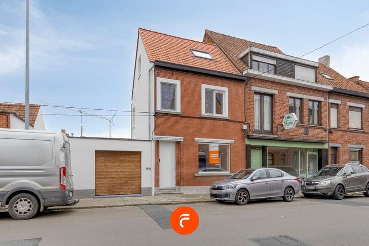 Compleet gerenoveerde woning met autostaanplaats en zonge...