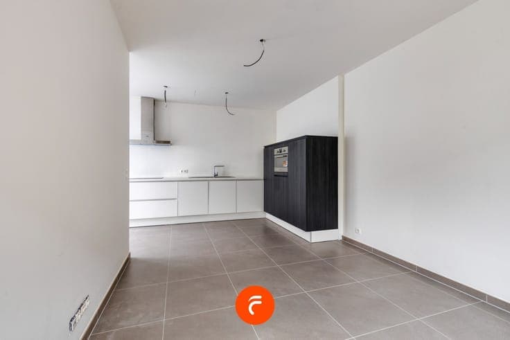 Compleet gerenoveerde woning met autostaanplaats en zonge...