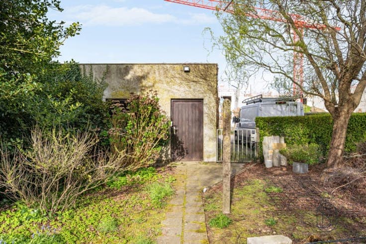 well-located home with a large sun-oriented garden