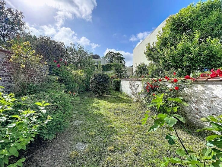 Elegant period townhouse to renovate with a 195 m² garden.