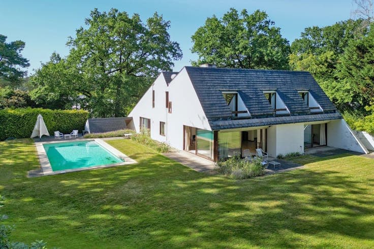 Modernist Villa with Garden and Pool