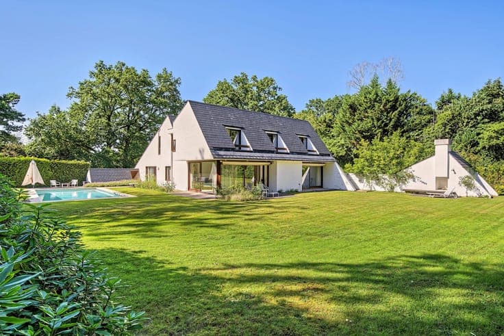 Modernist Villa with Garden and Pool
