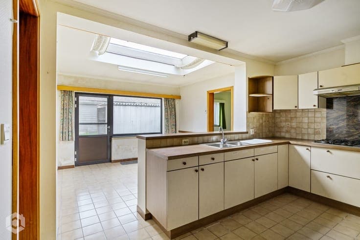 Te renoveren halfopen bebouwing met 3 slaapkamers en gara...