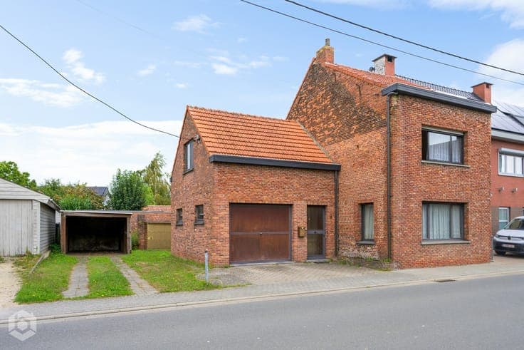 Te renoveren halfopen bebouwing met 3 slaapkamers en gara...