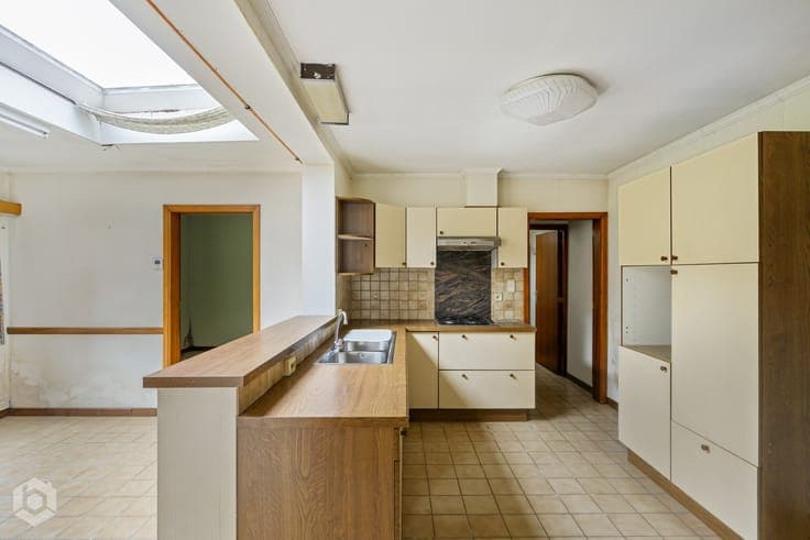 Te renoveren halfopen bebouwing met 3 slaapkamers en gara...