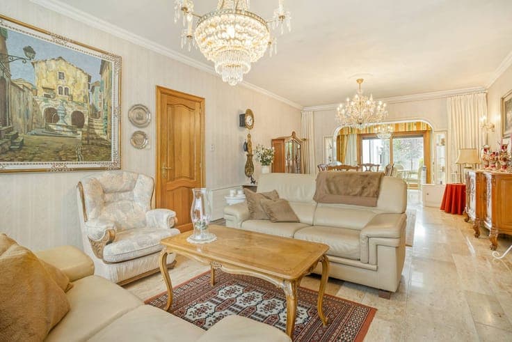 Spacious home in Ypres with city garden and indoor garage