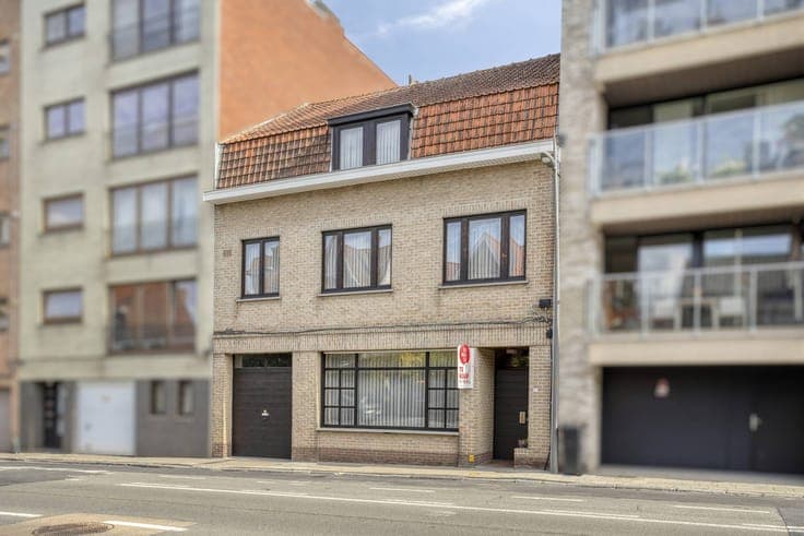 Spacious home in Ypres with city garden and indoor garage