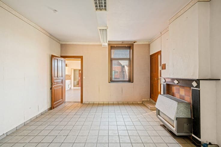 Renovatable square farm with stables on 19,202m².