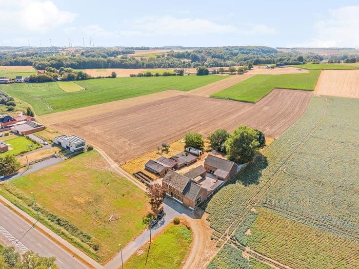 Renovatable square farm with stables on 19,202m².