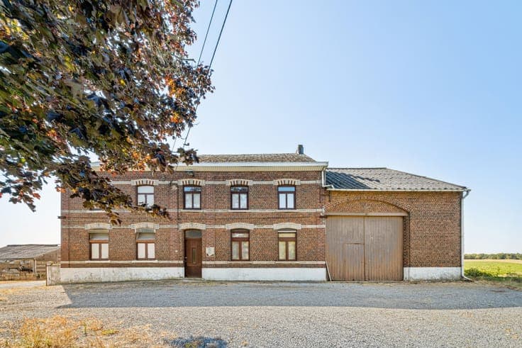 Renovatable square farm with stables on 19,202m².