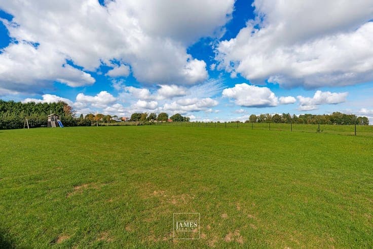 Plancenoit: 1.5 hectare property with building land