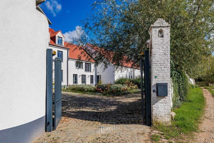 Plancenoit: 1.5 hectare property with building land