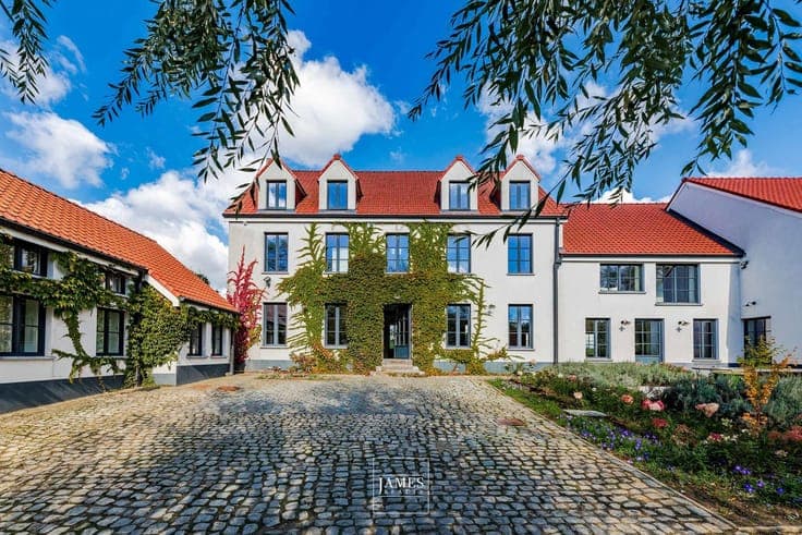 Plancenoit: 1.5 hectare property with building land