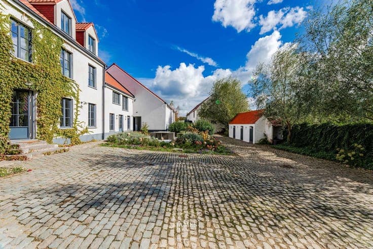 Plancenoit: 1.5 hectare property with building land