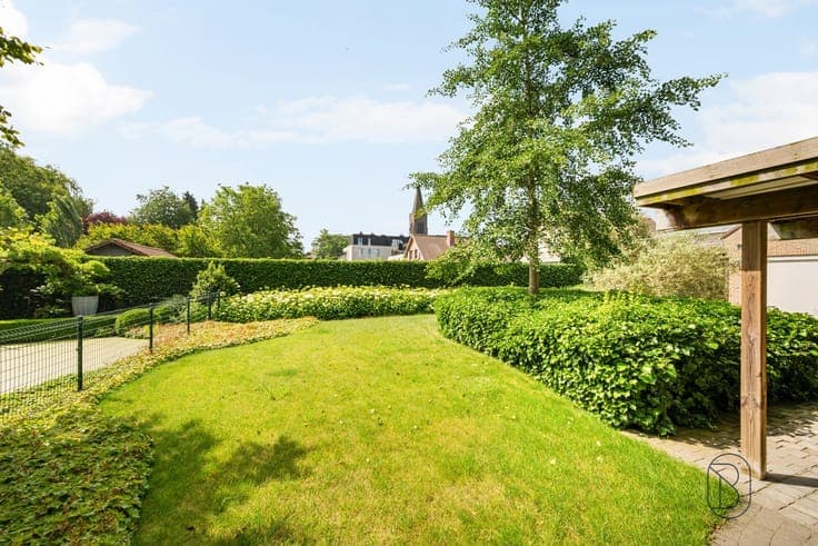 Exclusive property with a beautiful garden in Wielsbeke