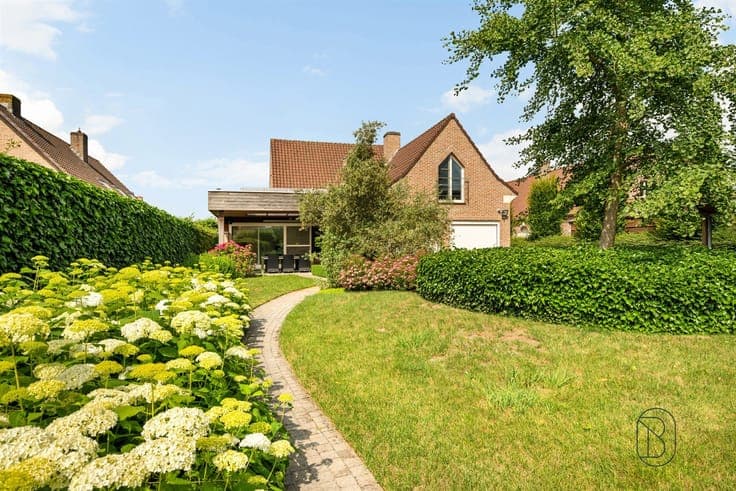 Exclusive property with a beautiful garden in Wielsbeke