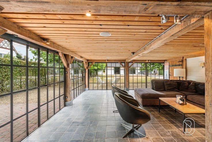 Spacious villa with 4 bedrooms, a double garage, and a styli