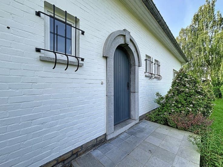 Superb bright and spacious family villa. Open view - South