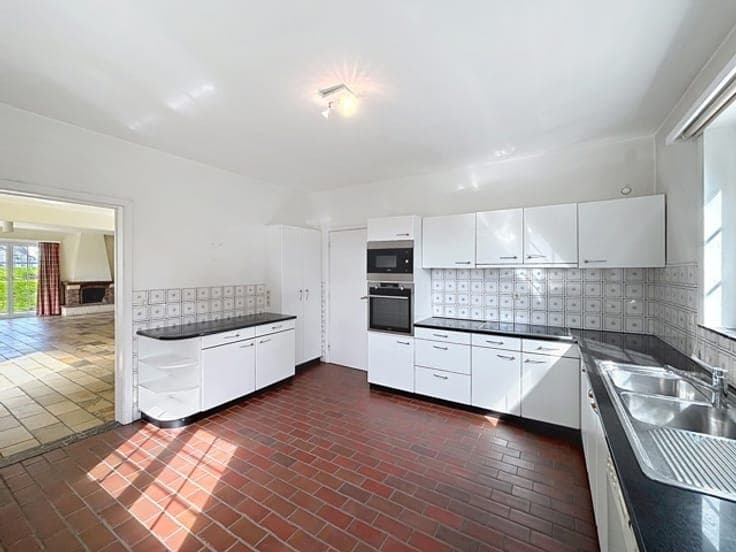 Superb bright and spacious family villa. Open view - South