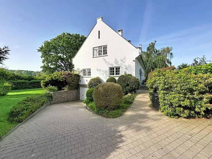 Superb bright and spacious family villa. Open view - South