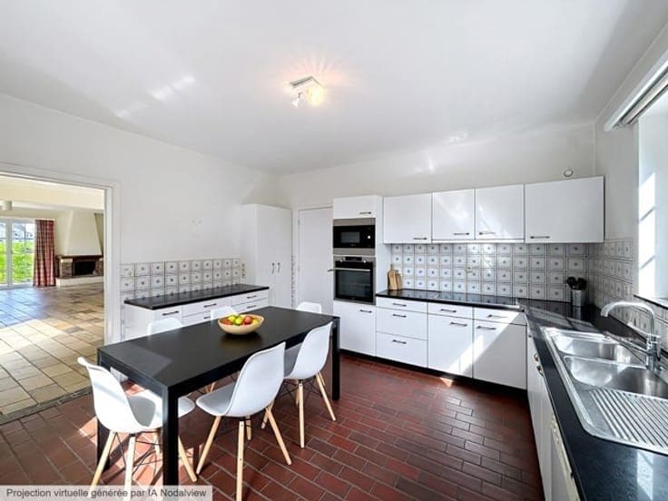 Superb bright and spacious family villa. Open view - South