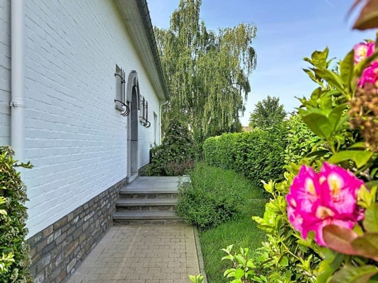 Superb bright and spacious family villa. Open view - South