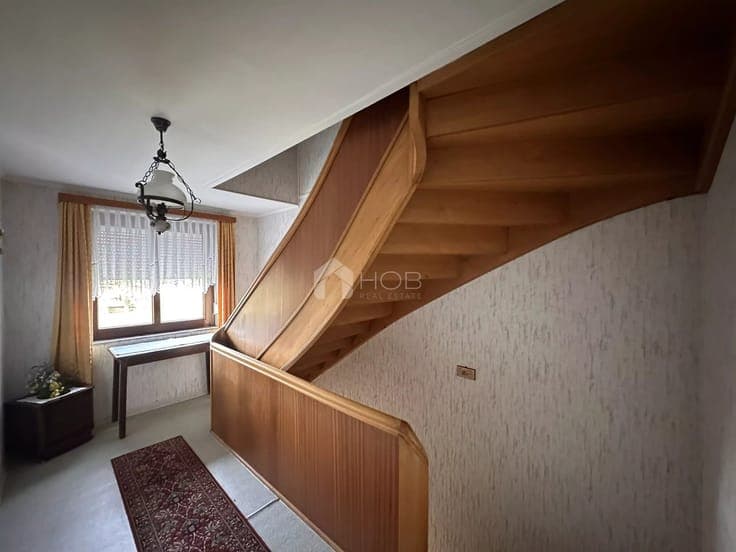 Detached house with potential for conversion and barn in a q