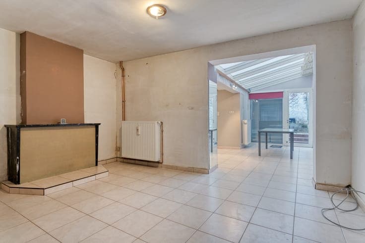 Verder op te knappen stadswoning met 3 slaapkamers en tuin