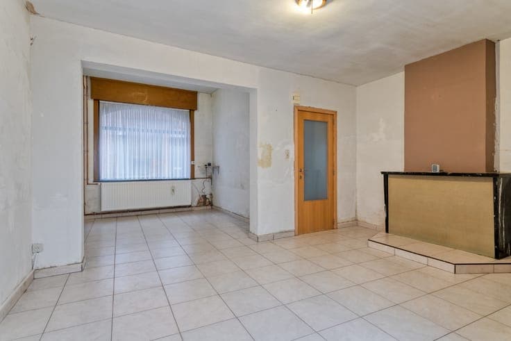 Verder op te knappen stadswoning met 3 slaapkamers en tuin
