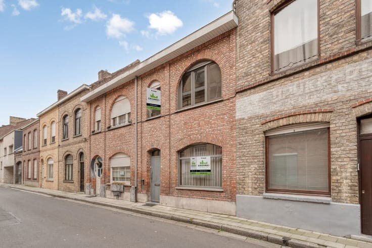 Verder op te knappen stadswoning met 3 slaapkamers en tuin