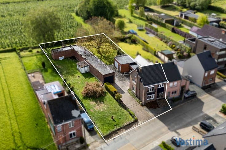 Woning met opslagruimte en grond op strategische ligging