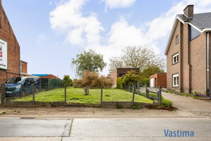 Woning met opslagruimte en grond op strategische ligging