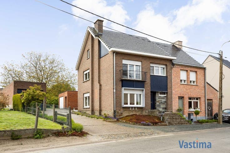 Woning met opslagruimte en grond op strategische ligging