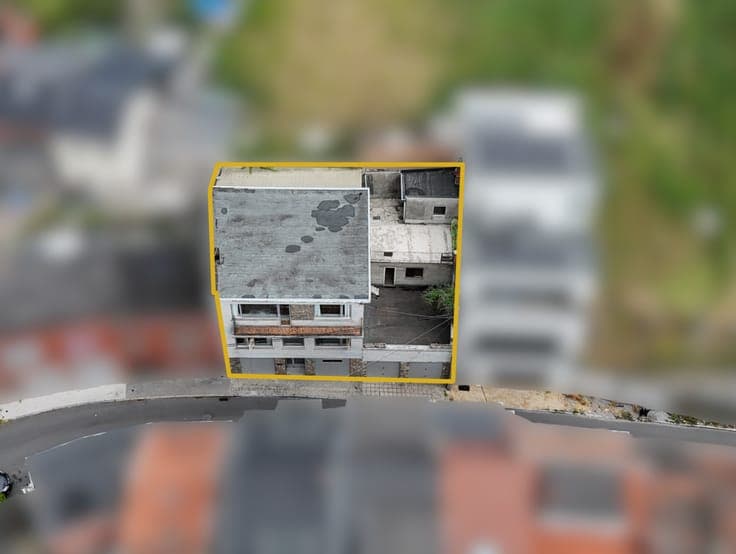 Spacieuse maison avec 4 garages et grandes terrasses
