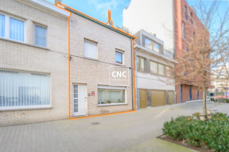 Terraced house with renovation potential in heart of Heist
