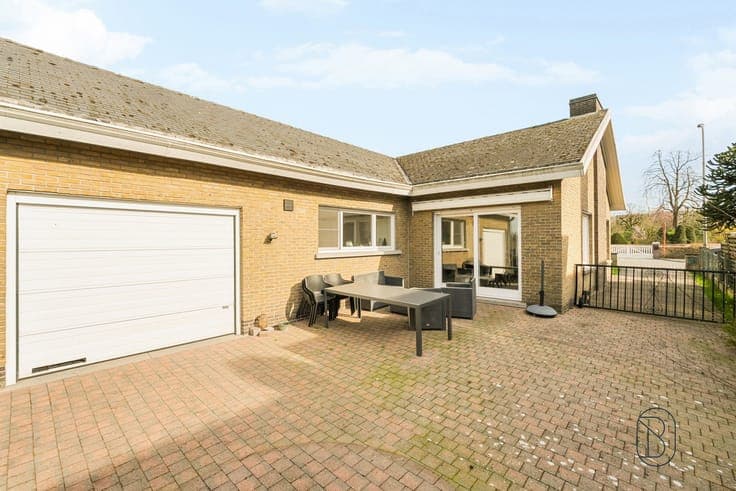 spacious and quietly located single-storey family home
