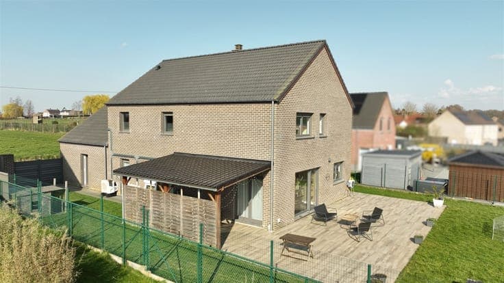 Très jolie et grande villa contemporaine et beau jardin