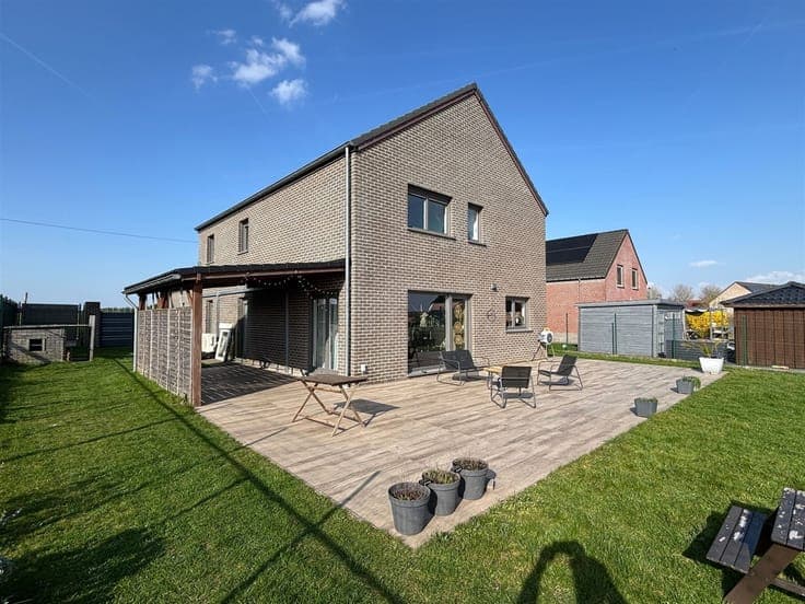 Très jolie et grande villa contemporaine et beau jardin