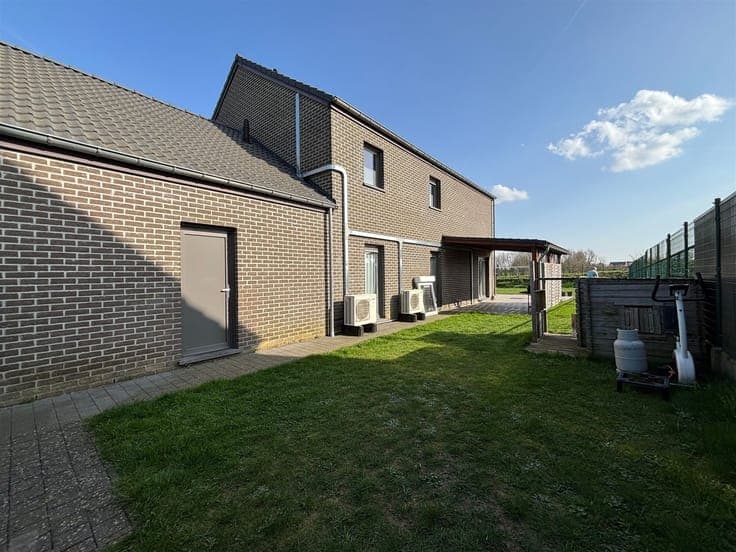 Très jolie et grande villa contemporaine et beau jardin