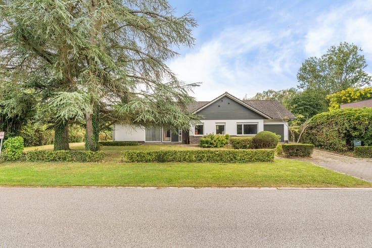 Gelijkvloerse woning met 4 slpks met veel potentieel en e...