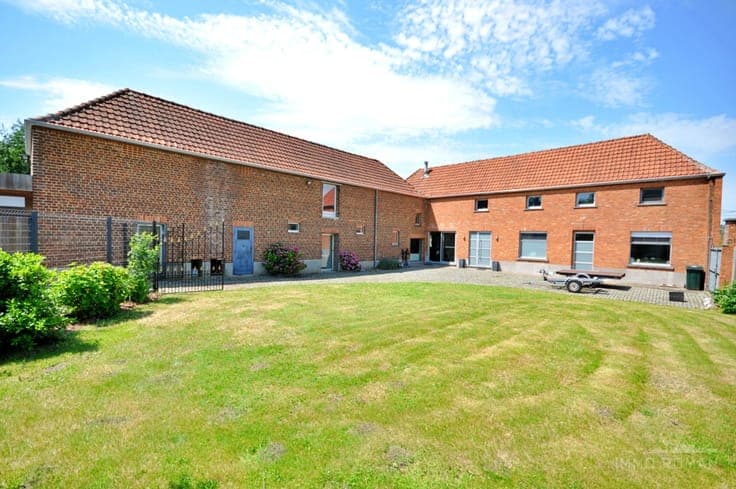 Zeer ruime woning op prachtig perceel te Ronse!