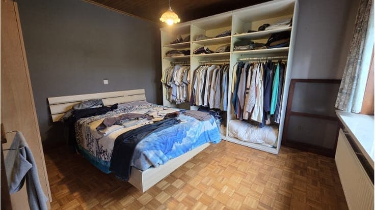 Ruime 3-slaapkamerwoning met Tuin en 2 garages te koop in...