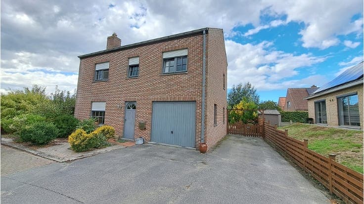Ruime 3-slaapkamerwoning met Tuin en 2 garages te koop in...